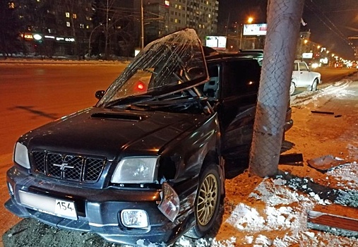 Оставил на дороге: иномарка влетела в столб напротив Цирка, водитель убежал с места аварии