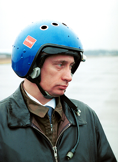 Исполняющий обязанности президента РФ Владимир Путин прибыл в Грозный на истребителе Су-27, 2000 год