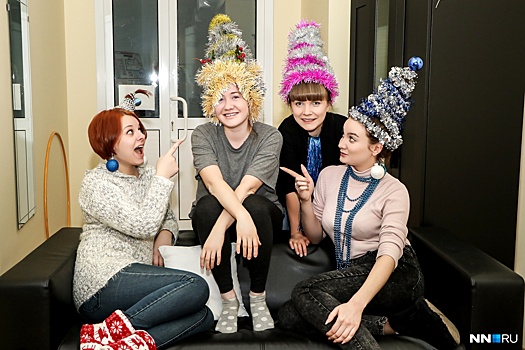 Идея для новогодней прически: меряемся ёлками на голове