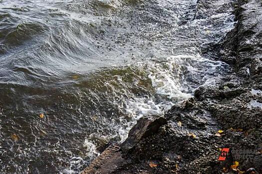 В реку в Барнауле сливают жидкость с запахом тухлых яиц и бензина