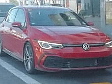 Новый 400-сильный Volkswagen Golf R поймали без камуфляжа