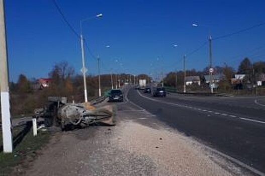 В Саратове от удара "Приоры" маршрутка врезалась в припаркованную иномарку