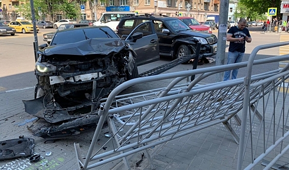 В центре Воронежа Mazda после ДТП вылетела на тротуар у пешеходного перехода