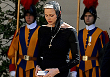Княгиня Монако Шарлен оголила плечи на встрече с Папой Римским