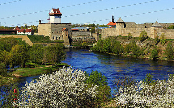 Два пограничных города с общей российской историей — и четким европейским рубежом