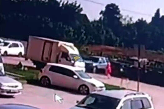 В Новосибирске девушка вскочила в неуправляемый фургон и остановила его