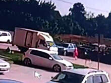 В Новосибирске девушка вскочила в неуправляемый фургон и остановила его