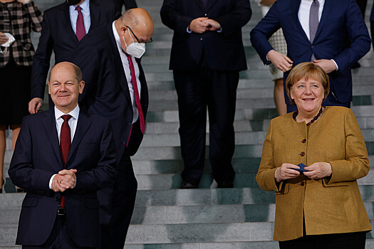 Шольц признался, что по-прежнему консультируется с Меркель