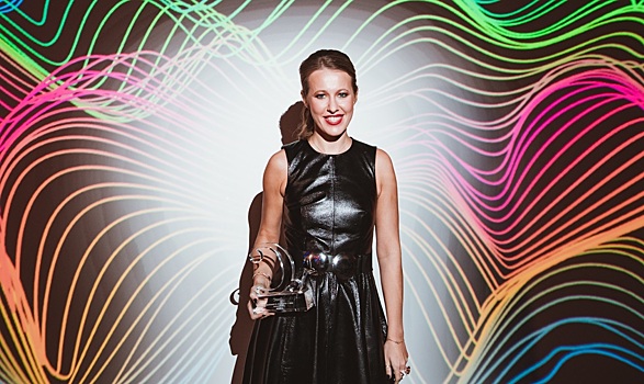 Собчак пришла на премию «Сделано в России — 2018» в кожаном платье с перьями, а Апексимова — с эффектным декольте