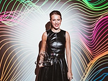 Собчак пришла на премию «Сделано в России — 2018» в кожаном платье с перьями, а Апексимова — с эффектным декольте