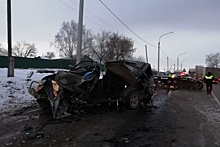 На Урале из грузовика выпала 16-тонная платформа гусеничного крана
