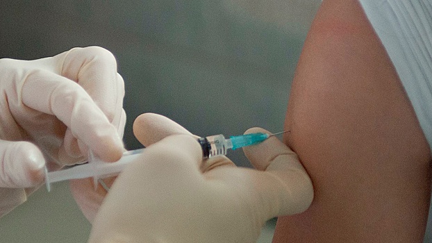 Биолог оценила эффективность вакцин против новых штаммов коронавируса