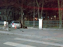 Пьяный автомобилист врезался в забор в заречной части Вологды