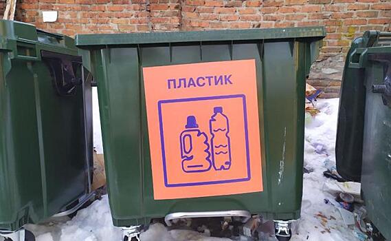 В Курске в шести дворах нашли мусор и граффити