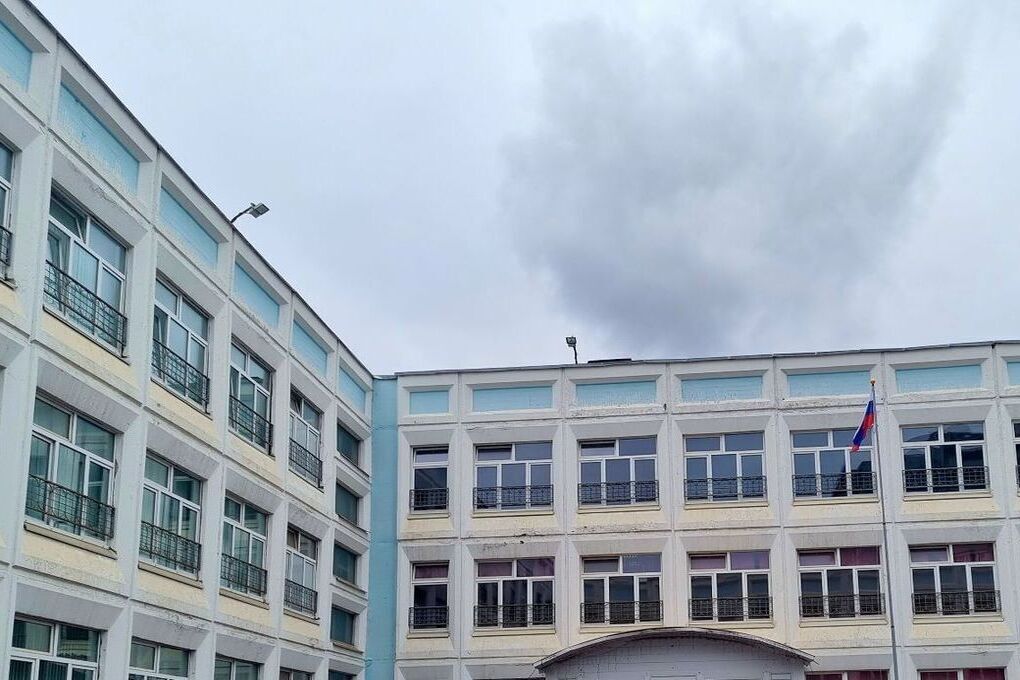 В школьной раздевалке вспыхнул пожар: учеников срочно эвакуировали