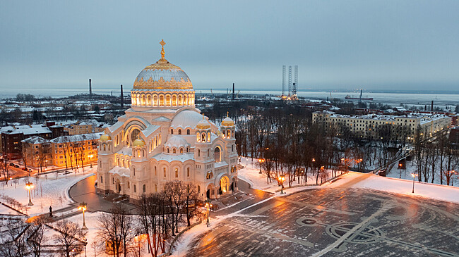 Россиян поздравили новогодним плакатом с четырьмя ошибками в названии одного города