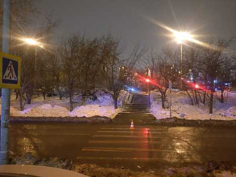 В Екатеринбурге полиция ищет водителя, который сбил подростка на пешеходном переходе на ЖБИ