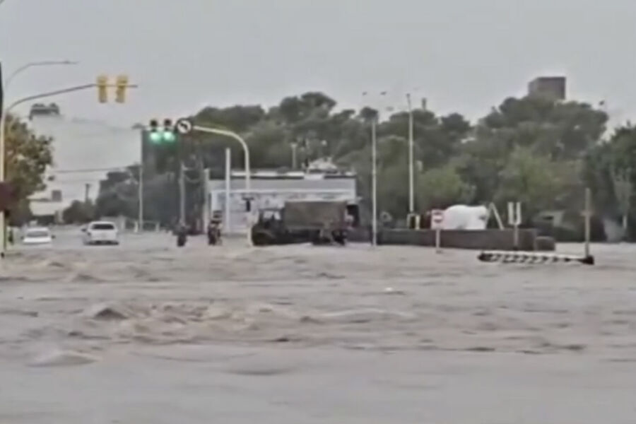 В Аргентине проливные дожди привели к затоплению автомагистралей