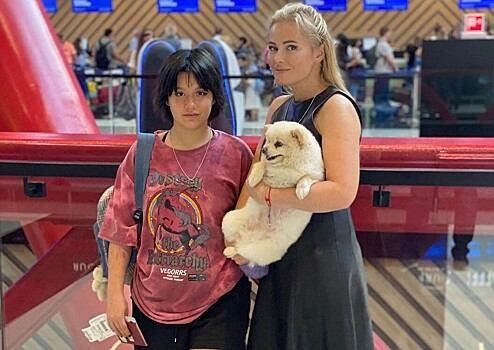 Каре с челкой и наряд оверсайз: дочь Даны Борисовой вышла в свет со звездной мамой