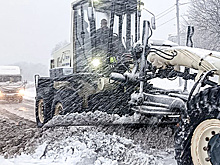 Поврежденные здания и застрявшая в снегу техника. Последствия циклона в ДФО