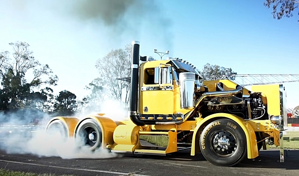 Энтузиаст построил тягач Peterbilt с двигателем мощностью 2300 л.с. для бернаута