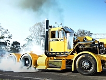 Энтузиаст построил тягач Peterbilt с двигателем мощностью 2300 л.с. для бернаута