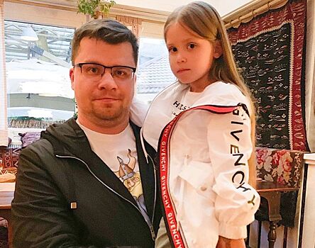 Поклонники восхитились семейной обложкой Гарика Харламова с женой и 5-летней дочерью