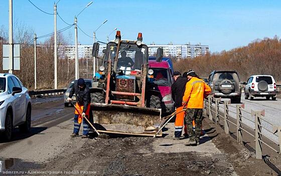 В Рязани рабочие продолжили аварийный ремонт дорог