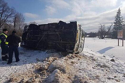 В российском регионе при опрокидывании автобуса пострадали 15 человек