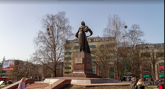 Калининградский монумент «Мать-Россия» и памятник Сталину