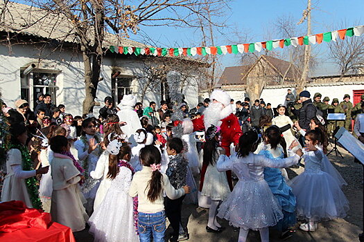 Военные музыканты 201-й РВБ поздравили с Новым годом детей в Таджикистане