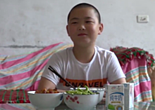 Китайский мальчик толстеет ради спасения жизни отца