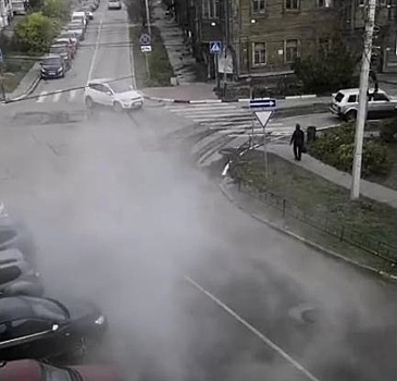 Фонтан кипятка забил из-под земли в Нижнем Новгороде