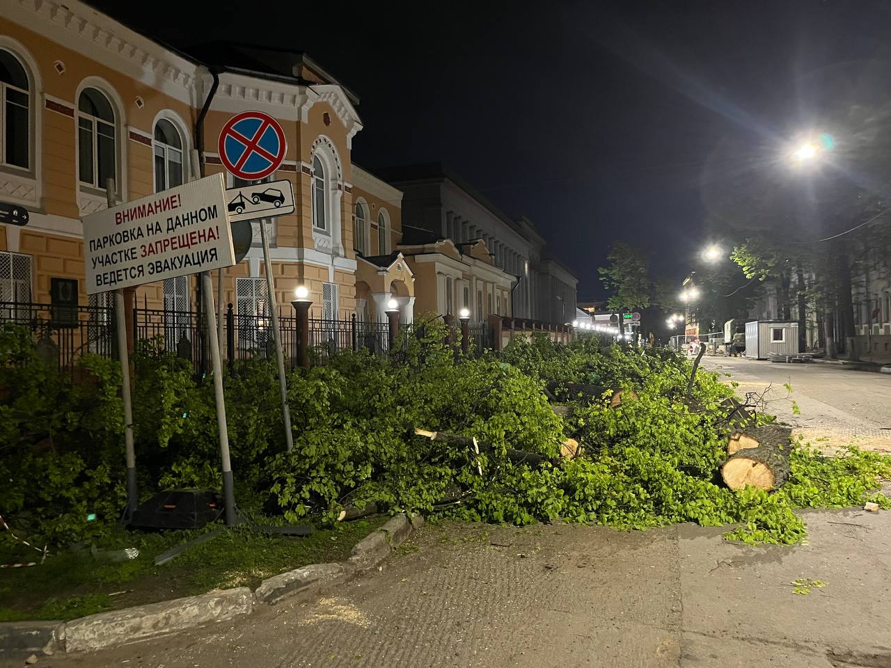 Деревья вырубили на Малой Покровской улице