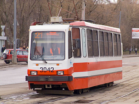 Коляску с ребенком зажало в дверях трамвая в Екатеринбурге и протащило по рельсам