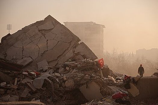 В Турции спустя 122 часа после землетрясения спасли ребенка из-под завалов