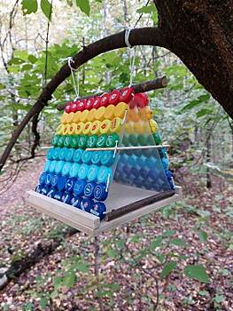 В Терлецком парке появилось больше экологичных кормушек