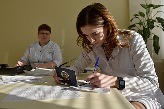 В РФ предложили ввести мораторий на сокращение медработников и их зарплат