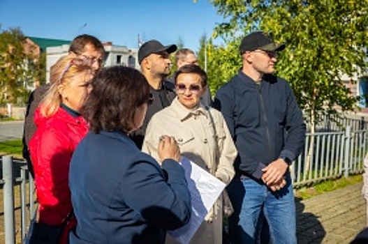 Депутаты Думы Ханты-Мансийска, представляющие комитеты по городскому хозяйству и бюджету, провели выездное совещание на спортивных объектах школ №1 и №6