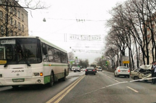 В Колпино автобус смял легковой автомобиль