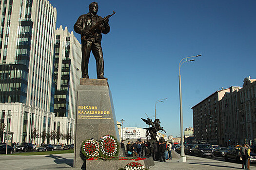 Памятник Калашникову: как на нем оказалось оружие Гитлера