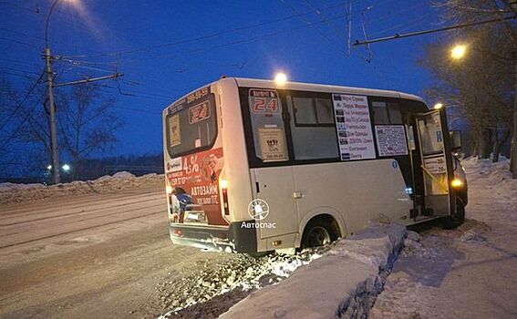 Пострадавших в ДТП с маршруткой увезли на скорой