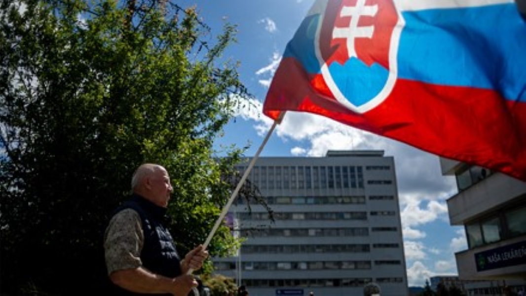 Глава МВД Словакии заявил, что страна почти стоит «на пороге гражданской войны»