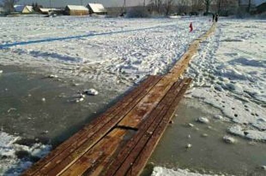 В поселке под Полесском проверят переправу по замерзшей реке для школьников