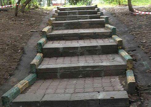 В одном из дворов Щукина по просьбе жительницы отремонтировали уличную лестницу