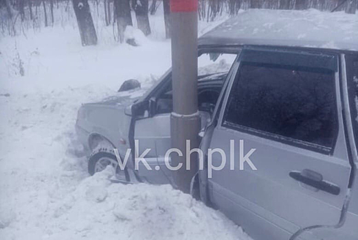 Отечественный автомобиль врезался в столб в кузбасском городе