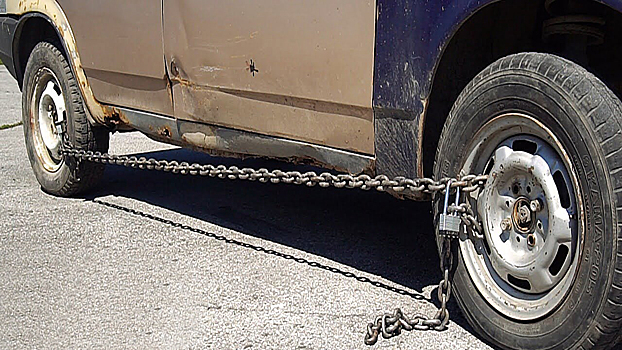 Что будет, если сковать колеса цепями и поехать