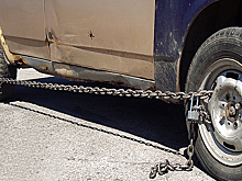 Что будет, если сковать колеса цепями и поехать