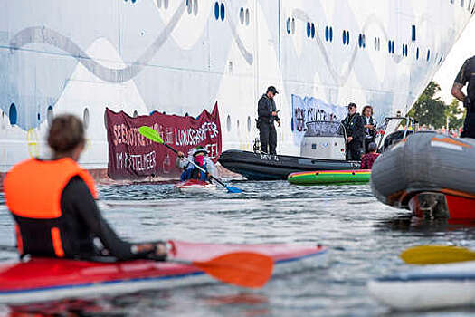 Экоактивисты устроили в Марселе демонстрацию в воде против круизных лайнеров
