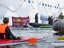 Экоактивисты устроили в Марселе демонстрацию в воде против круизных лайнеров